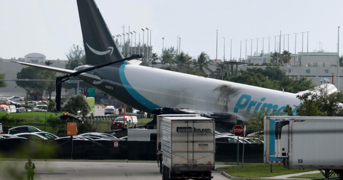 DROPIDEA | دروب ايديا - Un avión de carga de Amazon se sale de la pista del aeropuerto de Miami y choca con vehículos
