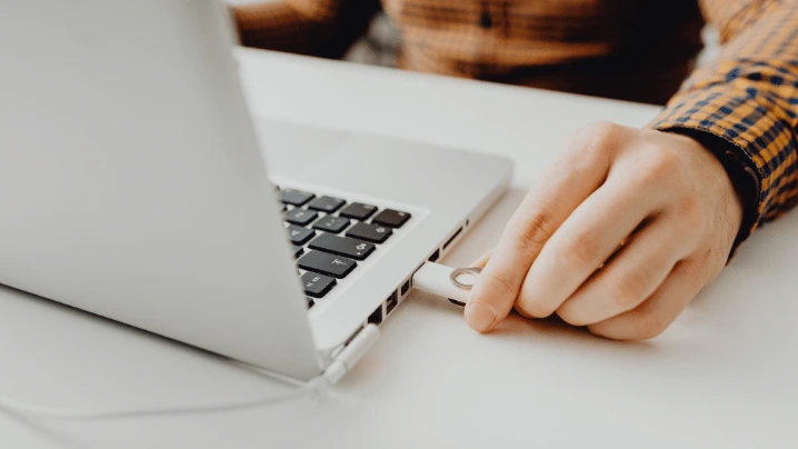 DROPIDEA | دروب ايديا - How long does the data remain on the flash drive and is it destroyed after that with no hope of recovery?