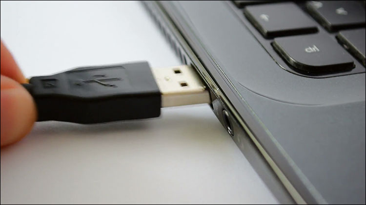 DROPIDEA | دروب ايديا - What do you do after water falls on the laptop? Try these effective solutions